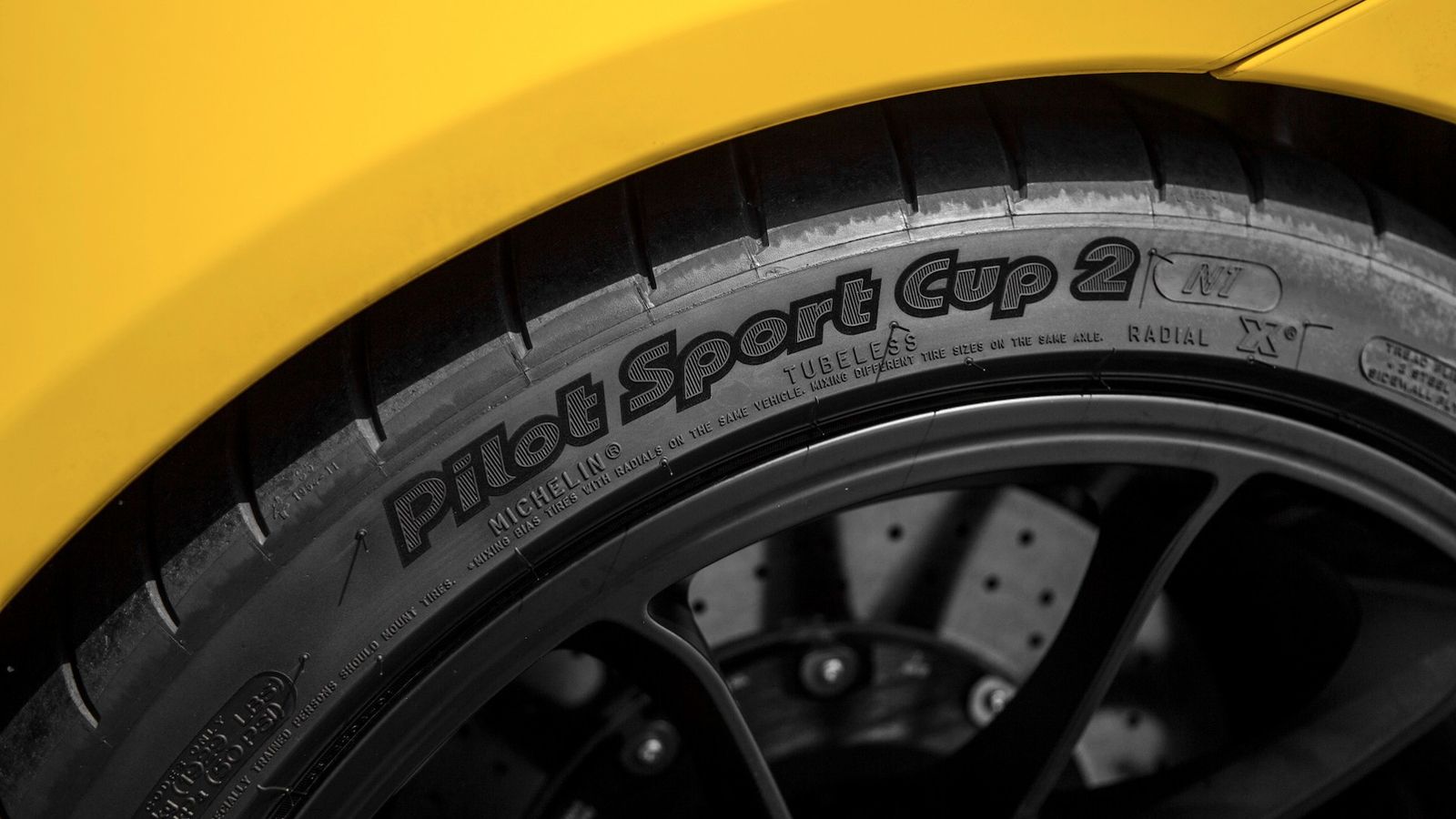 Το αυτοκίνητο διέθετε αυτόματο κιβώτιο PDK, κεραμικά φρένα και ελαστικά Michelin Pilot Sport Cup 2.